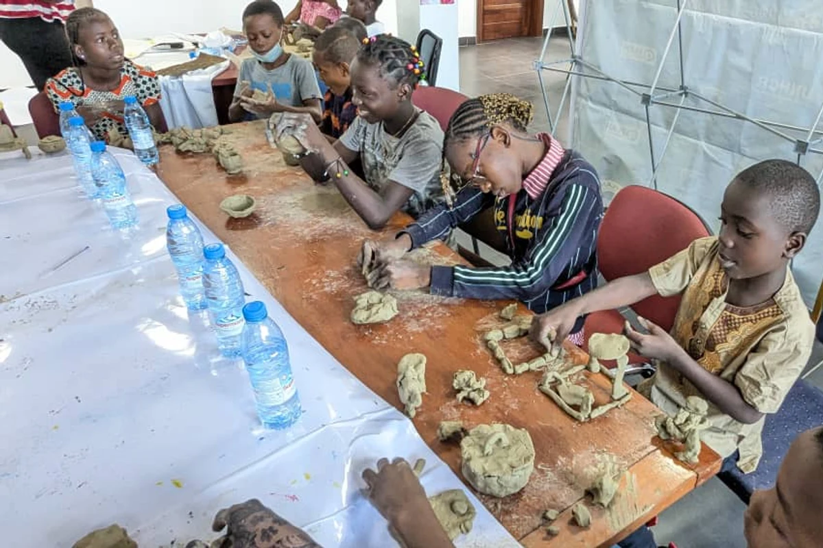 Atelier de modelage argile avec les enfants en groupe