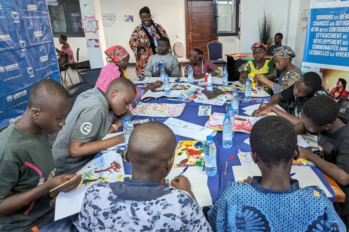 Groupe d'enfants en séance de peinture — atelier Plan International UNHCR