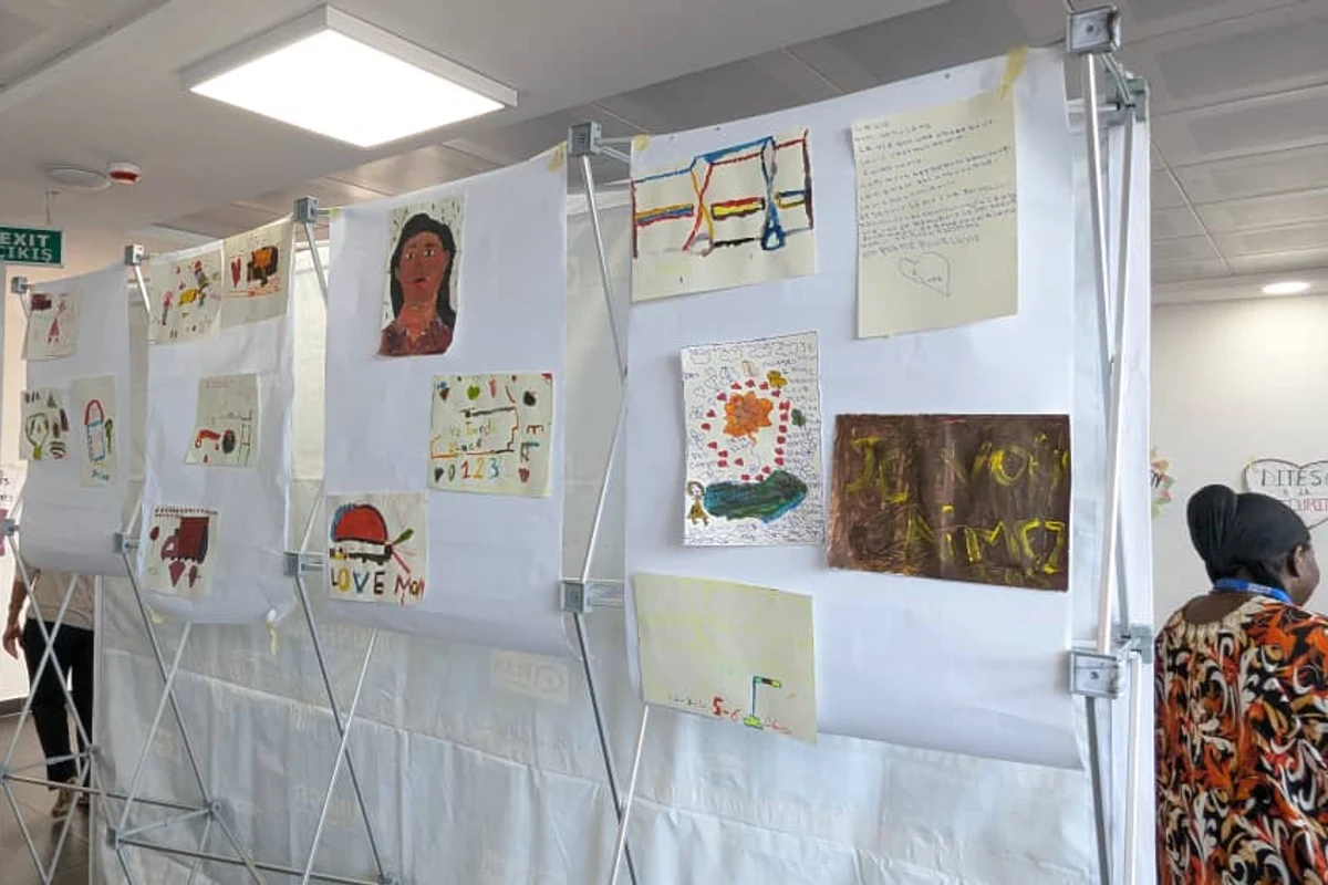 Exposition des œuvres réalisées par les enfants lors de l'atelier